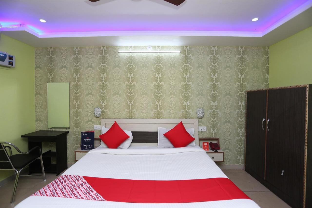 Hotel Oyo New Metro Near Phoenix United Lucknow