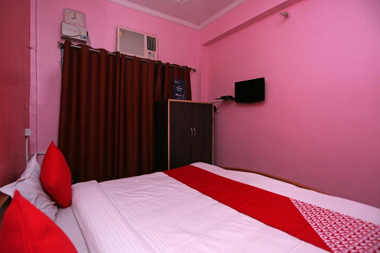 Hotel Oyo New Metro Near Phoenix United Lucknow